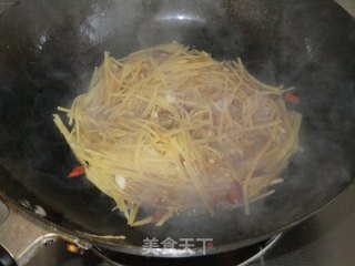 土豆丝炒鸡蛋的做法步骤：2
