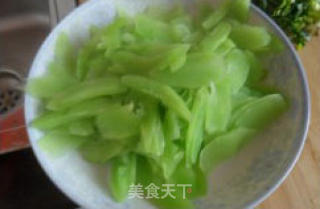 节后减肥菜---蒜拌莴笋的做法步骤：2