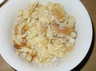 超简单超快速的韭菜炒鸡蛋的做法步骤：2