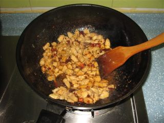 麻辣鸡丁的做法步骤：2