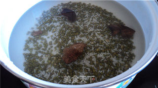 糯米绿豆臭草糖水的做法步骤：2