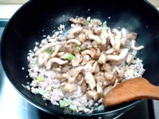 家常菜“鸡腿菇炒芽豆”的做法步骤：2