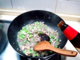 家常菜“鸡腿菇炒芽豆”的做法步骤：2