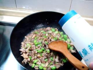 家常菜“鸡腿菇炒芽豆”的做法步骤：2
