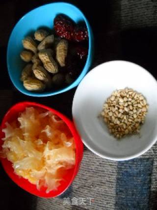 薏米花生银耳羹的做法步骤：2
