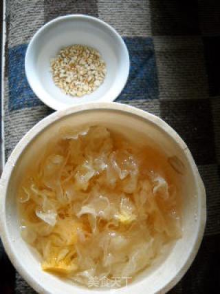 薏米花生银耳羹的做法步骤：2