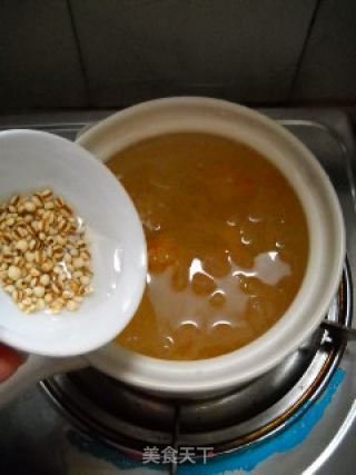 薏米花生银耳羹的做法步骤：2