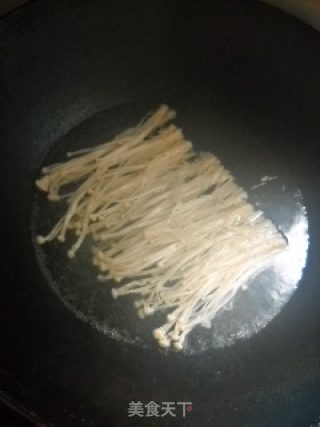 微波金针牛肉卷的做法步骤：3
