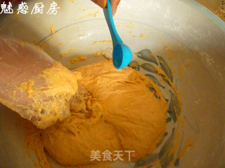 无黄油胡萝卜蜜红豆小面包的做法步骤：2