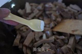 油豆腐炒笋条的做法步骤：3