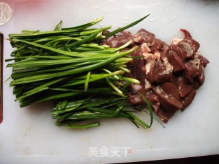 猪肝闷韭菜的做法步骤：4