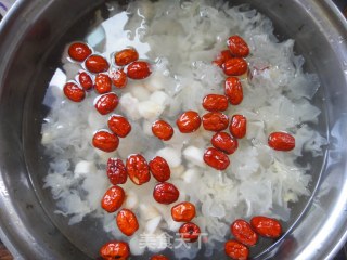 银耳荸荠汤的做法步骤：2