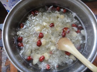 银耳荸荠汤的做法步骤：2