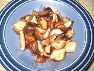 香菇炖鸡的做法步骤：2