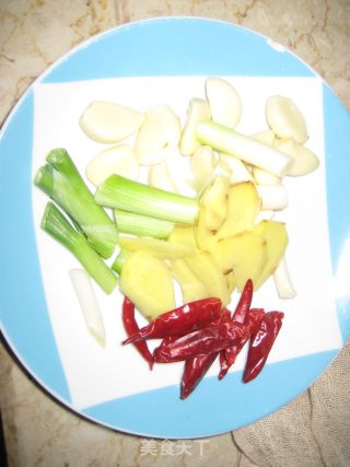 香菇炖鸡的做法步骤：2