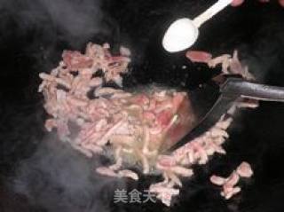 像盛开墨绿菊花-----塔苦菜花菇肉丝年糕汤的做法步骤：3