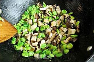 香菇炒蚕豆的做法步骤：2