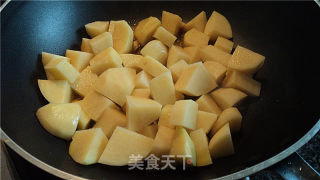 三巴酱焖土豆的做法步骤：2