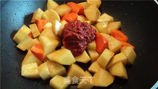 三巴酱焖土豆的做法步骤：2