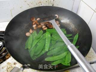 荷兰豆炒熏肠的做法步骤：4