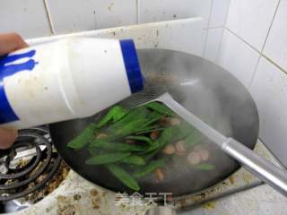 荷兰豆炒熏肠的做法步骤：4