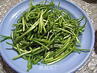 芦蒿炒咸肉的做法步骤：2