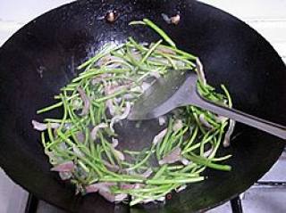 芦蒿炒咸肉的做法步骤：2
