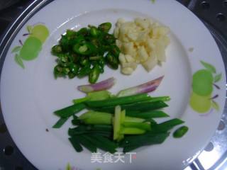 胡萝卜炒腊肉的做法步骤：4
