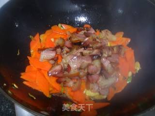 胡萝卜炒腊肉的做法步骤：4