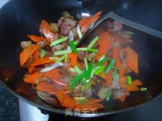 胡萝卜炒腊肉的做法步骤：4