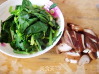 营养早餐——香菇菠菜鸡蛋面的做法步骤：3