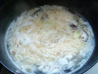 营养早餐——香菇菠菜鸡蛋面的做法步骤：3