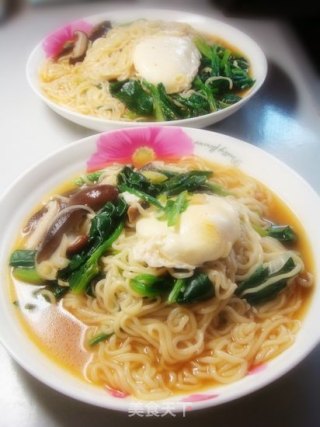 营养早餐——香菇菠菜鸡蛋面的做法步骤：3