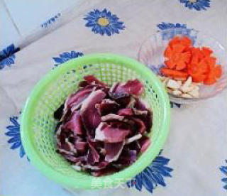 豌豆炒腊肉的做法步骤：2