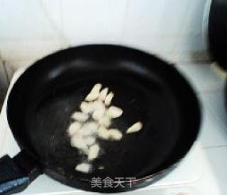 豌豆炒腊肉的做法步骤：2
