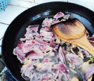 豌豆炒腊肉的做法步骤：2