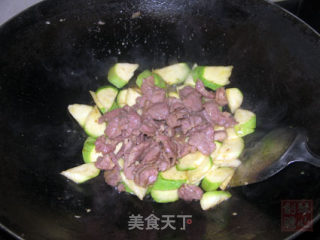 猪面肉炒西葫芦的做法步骤：3