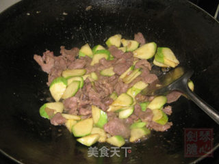 猪面肉炒西葫芦的做法步骤：3
