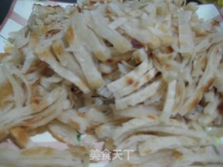豆芽菜素炒饼的做法步骤：2