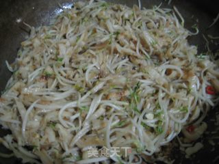 豆芽菜素炒饼的做法步骤：2