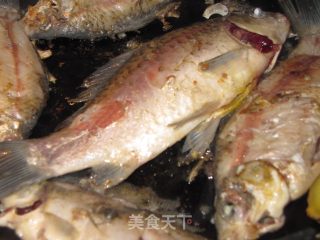 [春季养生汤]---石斛鲫鱼汤的做法步骤：2