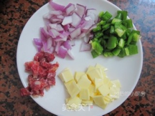 【黑椒芝士腊肠饭】的做法步骤：2