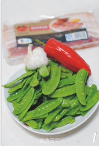 【蒜香培根炒荷兰豆】——荷兰豆爽脆的小秘密的做法步骤：2