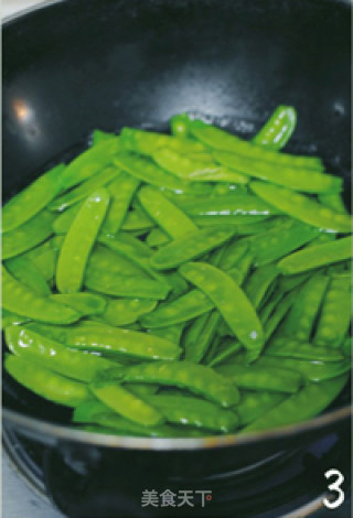 【蒜香培根炒荷兰豆】——荷兰豆爽脆的小秘密的做法步骤：2
