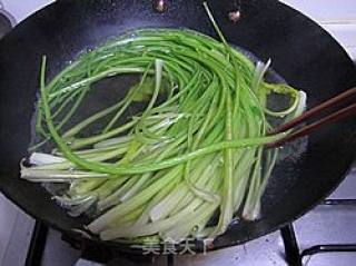 药芹拌香肠的做法步骤：2