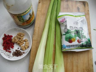 枸杞核桃仁拌西芹的做法步骤：2