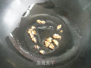 枸杞核桃仁拌西芹的做法步骤：2