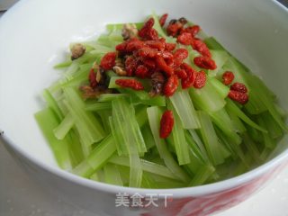 枸杞核桃仁拌西芹的做法步骤：2