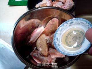 家庭制作“串烤脆皮鸡翅”的做法步骤：2