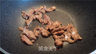 XO酱炒蒜苔的做法步骤：2